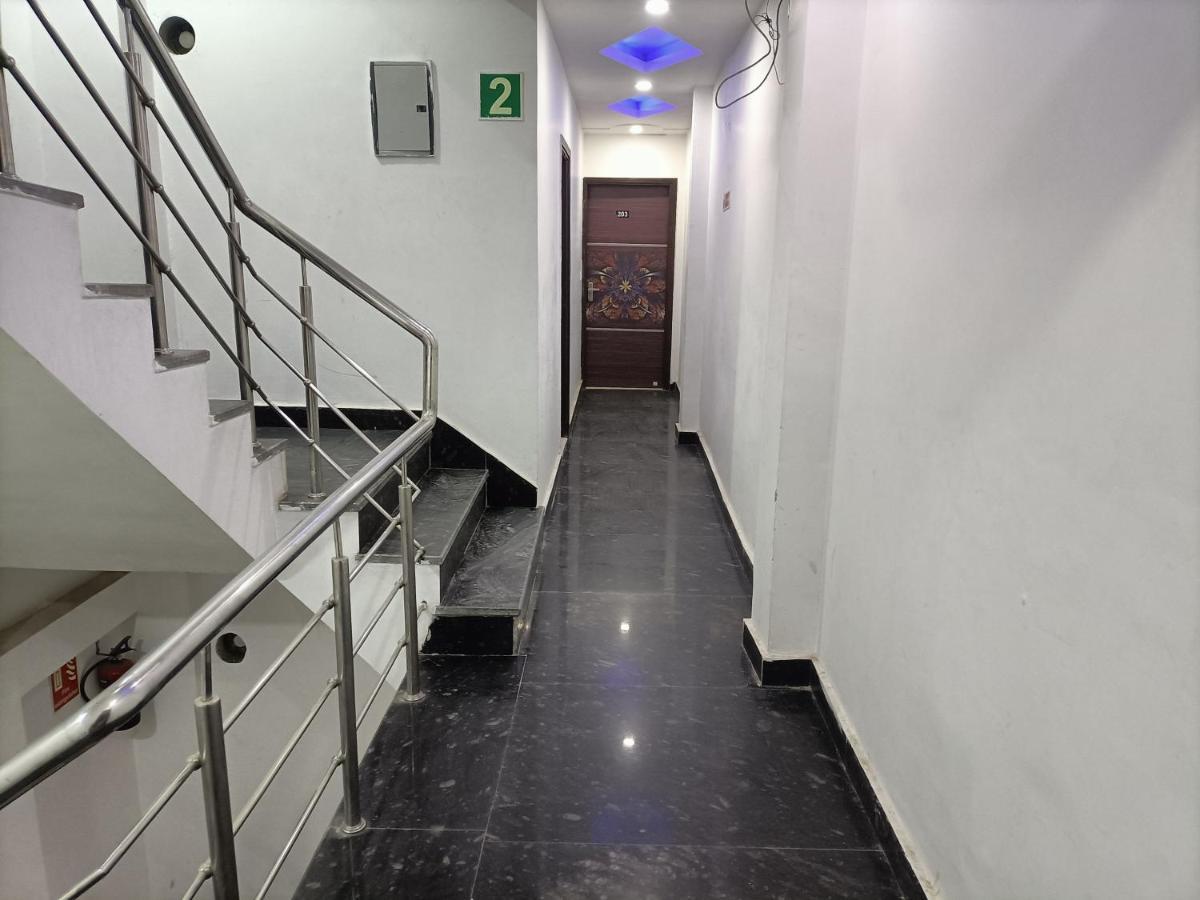 Airport Hotel Breeze Нью-Дели Экстерьер фото